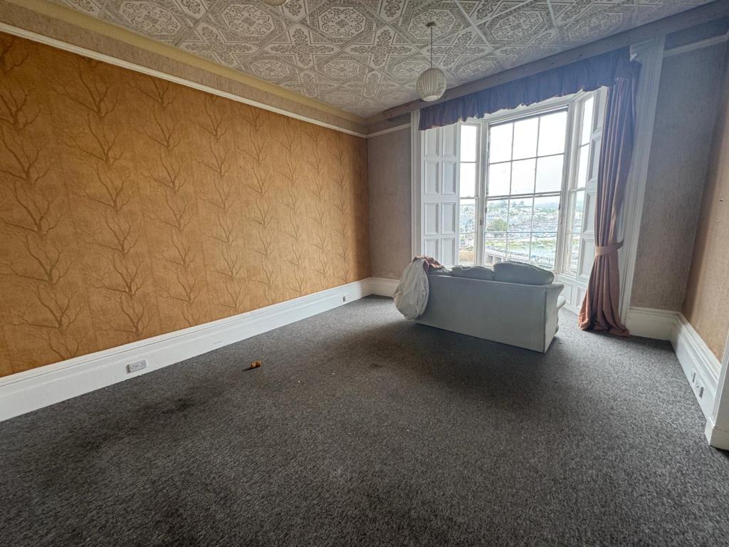 Lot: 95 - FIRST FLOOR APARTMENT WITH SPECTACULAR VIEWS - Lounge with views